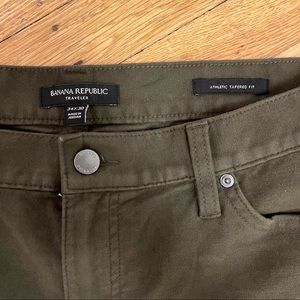 Mens Banana Republic Olive Green Traveler Pant